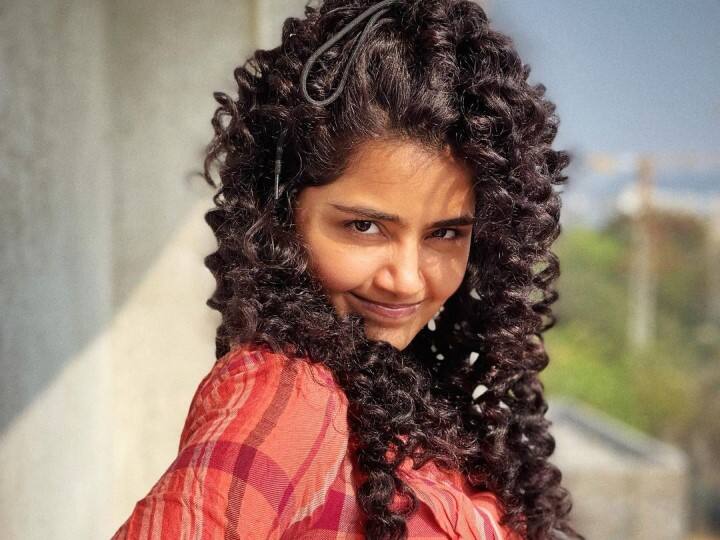 Anupama Parameswaran: అనుపమా పరమేశ్వరన్.. కుర్రాళ్ల పర్మినెంట్ క్రష్. యూత్ అంతా ఆమెను అను ఉప్మా అని ముద్దుగా పిలుచుకుంటారు. ఆ పిలుపంటే.. అనుపమకు కూడా చాలా ఇష్టమండి. కానీ, ఇష్టమంది కదా అని అదేపనిగా పిలవకండి. అనుపమా వంటి అందమైన పేరు ఉన్నప్పుడు.. అనవసరంగా మనకు ఇష్టంలేని ఉప్మాతో పోల్చడం ఎందుకు చెప్పండి. ఇక అనుపమా పెట్టే కామెంట్లలో చూస్తే.. కామన్‌గా ఓ కామెంట్ ఉంటుంది. అదే.. ‘‘అల్లం బెల్లం, అనుపమా నా పెళ్లం’’ అని. అంటే అనుపమా అంటే కుర్రాళ్లకు అంత ఇష్టమని అర్థం. మహిళా దినోత్సవం నేపథ్యంలో అనుపమా తాజాగా కొన్ని ఫొటోలు పెట్టింది. మేకప్ లేకపోయినా.. చురకత్తుల్లాంటి చూపులతో అబ్బాయిలను వేటాడేస్తోంది.  - Image Credit: Anupama Parameswaran/Instagram