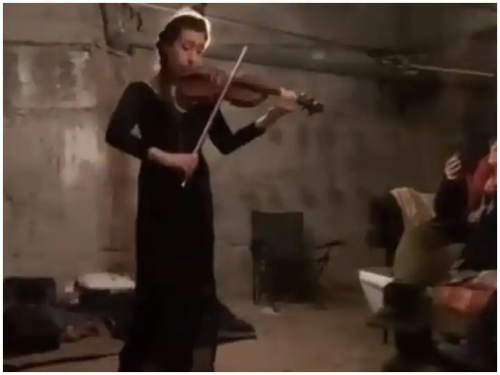 ਯੂਕਰੇਨ 'ਚ ਬੰਬਾਰੀ ਦੌਰਾਨ ਵਾਇਲਨ ਵਜਾਉਂਦੀ ਨਜ਼ਰ ਆਈ ਲੜਕੀ, ਵੀਡੀਓ ਵਾਇਰਲ