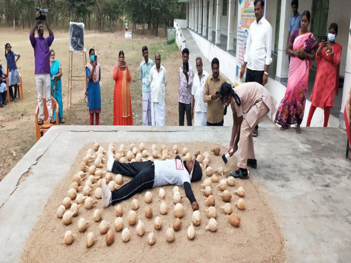 கண்ணை கட்டிக்கொண்டு  106 தேங்காய்.. மகளிர் தினத்தில் அசத்திய அரசுப்பள்ளி மாணவி..