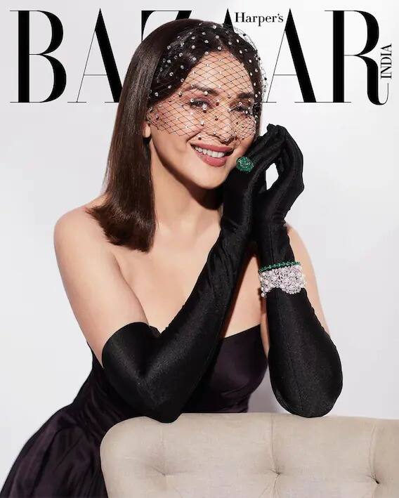 'The Fame Game' या वेब सीरिजमुळे माधुरी दीक्षित पुन्हा एकदा चर्चेत आली आहे. ती आता Harper's Bazaar या मॅगेझिनच्या मुखपृष्ठावर झळकली आहे.