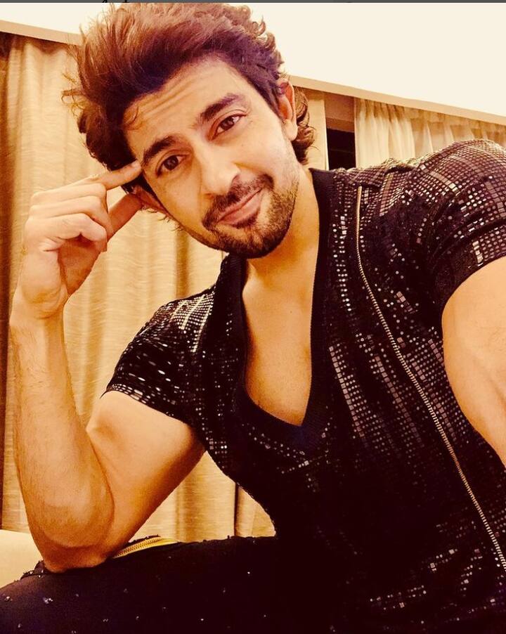 फेमस टीवी एंक्टर हुसैन कुवाजरवाला इंडियन आइडल के जानेमाने एंकर रह चुके हैं. लेकिन अब हुसैन एंकरिंग को अलविदा कह चुके हैं.