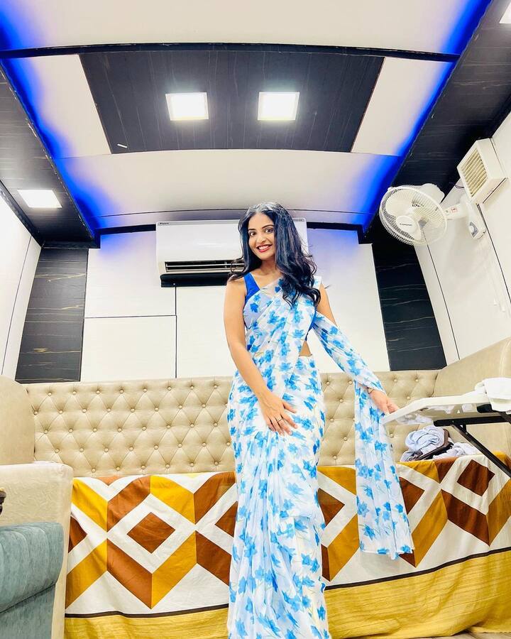 చీరకట్టులో కూడా సున్నితంగా ఎక్స్ పోజింగ్ చేయడం ఆమెకే సొంతం. -Image credit:Ananya Nagalla/Instagram