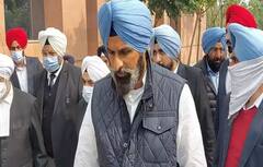 ਕੋਰਟ 'ਚ ਪੇਸ਼ ਹੋਣ ਤੋਂ ਪਹਿਲਾਂ ਮੁੱਛਾਂ ਨੂੰ ਤਾਅ ਦੇ ਬੋਲੇ ਮਜੀਠੀਆ- ਮੈਂ ਚੜ੍ਹਦੀ ਕਲਾ 'ਚ ਹਾਂ