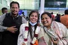 ਅੰਮ੍ਰਿਤਸਰ ਏਅਰਪੋਰਟ 'ਤੇ ਪਰਤੀਆਂ ਯੂਕਰੇਨ ਤੋਂ 3 ਵਿਦਿਆਰਥਣਾਂ, ਭਾਜਪਾ ਦੇ ਜਰਨਲ ਸਕੱਤਰ ਤਰੁਣ ਚੁੱਘ ਨੇ ਕੀਤਾ ਸਵਾਗਤ