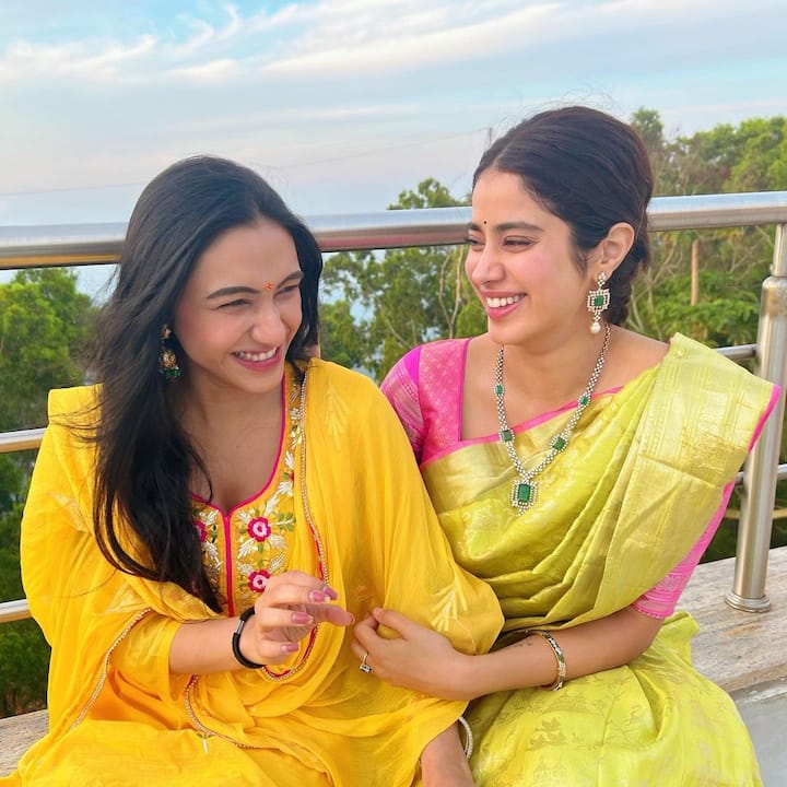 पिवळ्या साडीत जान्हवी खूप सुंदर दिसत आहे. (photo:janhvikapoor/ig)