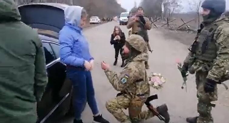 russia ukraine war ukrainian troop surprises girlfriend after stopping her at checkpoint દેશ છોડીને જતી ગર્લફ્રેન્ડને યુક્રેનના સૈનિકે ચેકપોઈન્ટ પર સરપ્રાઈઝ આપ્યુ, યુવતીએ શું કર્યું જુઓ વીડિયો