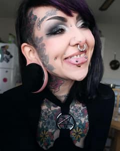 कुछ अलग करने की चाहत में महिला ने करा ली खुद की ऐसी हालत, फैल गया पूरा कान