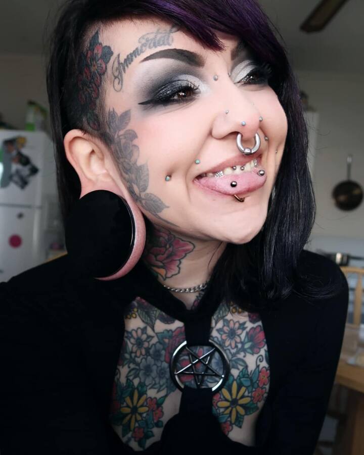 हम आपको ऐसी ही महिला के बारे में बताने जा रहे हैं जिसे अपने कान के छेद बड़े करने का शौक चढ़ा है.