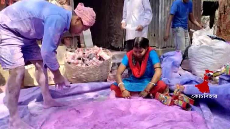 CoochBehar Holi dol Festival prepartions as colour making in full swing after covid situation improves CoochBehar News : করোনা কাটিয়ে রঙিন ছটা, রঙের চাহিদা দেখে আবির ব্যবসায়ীদের মুখে হাসি কোচবিহারে