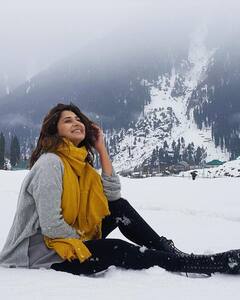 बर्फ देख बच्ची बन गईं जेनिफर विंगेट, वादियों का इस तरह उठा रही हैं लुफ्त