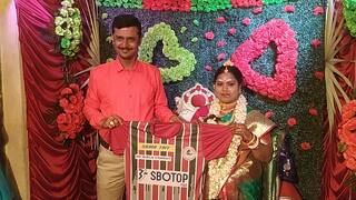 Mohun Bagan Theme Marriage : সবুজ-মেরুনে সাজল মণ্ডপ, মোহনবাগানের জার্সি গায়ে বর হাজির রিসেপশনে