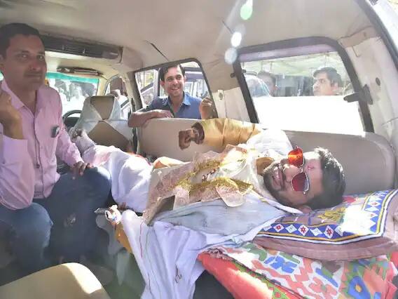 इस शादी की तस्वीरें सोशल मीडिया पर भी खूब वायरल हो रही हैं.