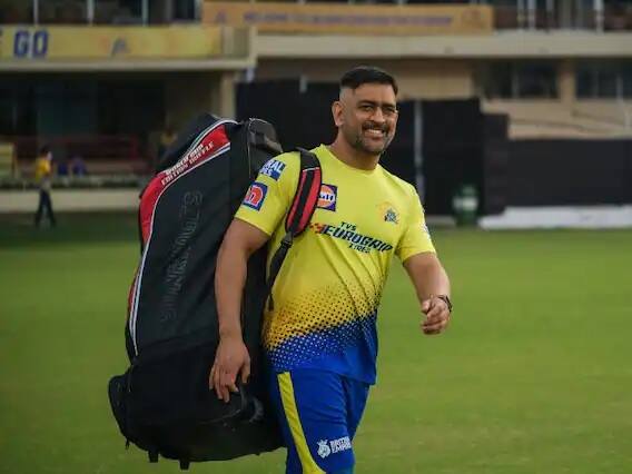 धोनी दीर्घकाळानंतर मैदानावर आला. धोनीने अखेरचा आयपीएल सामना ऑक्टोबर 2021 मध्ये कोलकाता विरोधात खेळला होता.