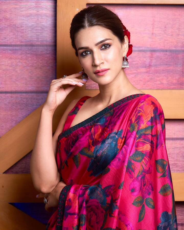 या साडीची किंमत तब्ब्ल 52,000 रूपये आहे.(photo:kritisanon/ig)