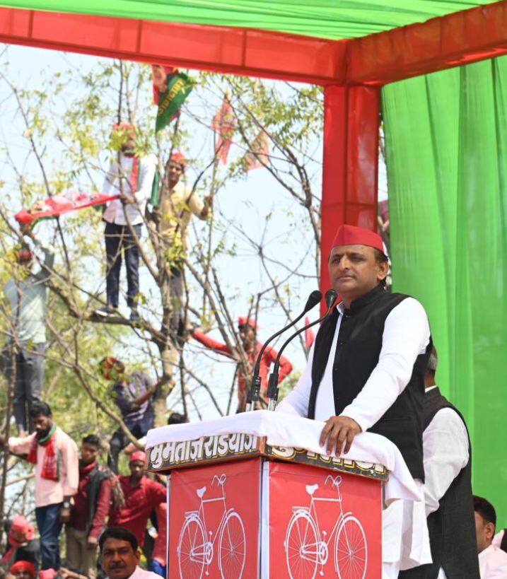 वहीं नतीजों से पहले जीत का दावा कर रही मुख्य विपक्षी समाजवादी पार्टी के अध्यक्ष और पूर्व सीएम अखिलेश यादव ने सपा गठबंधन के उम्मीदवारों के समर्थन में 131 रैलियां और रोड शो किए.