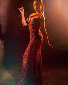 नागिन सी लहराती बलखाती रश्मि देसाई ने यूं बिखेरी अदाएं, देखकर अच्छे-अच्छे हो जाएंगे क्लीन बोल्ड