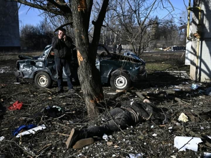 russia ukraine war fires no water dead bodies in mariupol streets Russia Ukraine War : रस्त्यावर मृतदेह, अन्नाच्या शोधात भटकणारे लोक; रशियाच्या हल्ल्यानंतर युक्रेनमध्ये विध्वंसाचं दृश्य