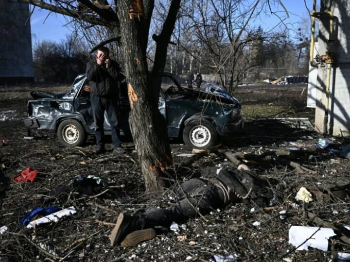 Russia Ukraine war Fires, no water and bodies in the Mariupol streets Russia Ukraine War: सड़क पर लाशें, खाने की तलाश में भटकते लोग, रूस के हमले के बाद यूक्रेन में हर तरफ तबाही का मंजर