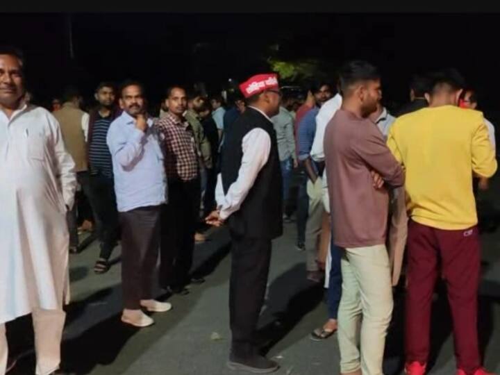 SP workers gathered outside the strong room and monitoring the EVM ann UP Election 2022: Akhilesh Yadav के आह्वान पर सड़क पर उतरे सपा कार्यकर्ता, ऐसे कर रहे हैं EVM की निगरानी