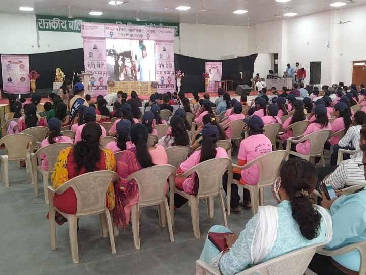 Udaipur Rajasthan International Womens Day 117 girls honored by organizing an ceremony ANN Udaipur News: किसी ने खुद का बाल विवाह रुकवाया तो कोई बनी मिस इंडिया, ऐसी 117 बच्चियों को किया गया सम्मानित