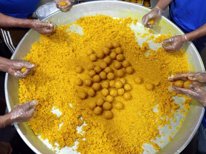 ऐसे में अब दुकानदारों ने लड्डू बनाने की तैयारी में जोर शोर से लगे हुए हैं. जिसकी कई तस्वीरें सामने आ रही हैं.