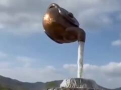 किसी अजूबे से कम नहीं है हवा में झूलता यह टीपॉट, खुली रह जाती हैं देखने वाले की आंखें