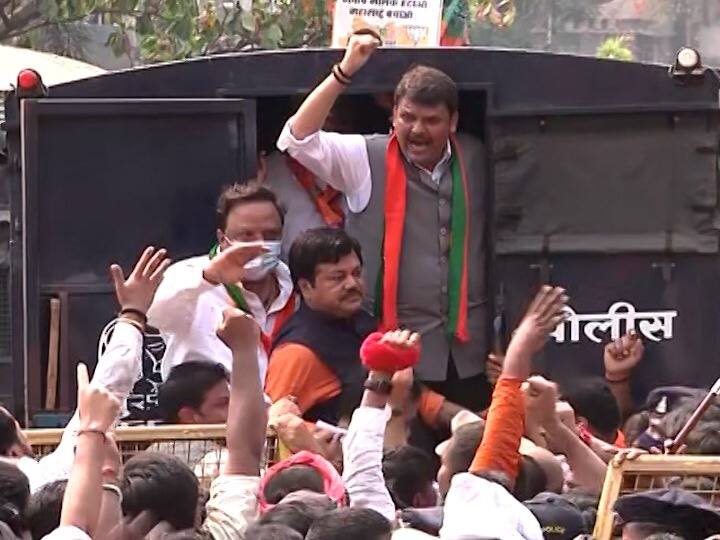 Mumbai BJP Protest Devendra Fadnavis arrested and released in Nawab Malik Resignation BJP Protest : नवाब मलिकांच्या राजीनाम्यासाठी भाजपचा धडक मोर्चा, देवेंद्र फडणवीसांसह भाजप नेत्यांना ताब्यात घेऊन सोडलं