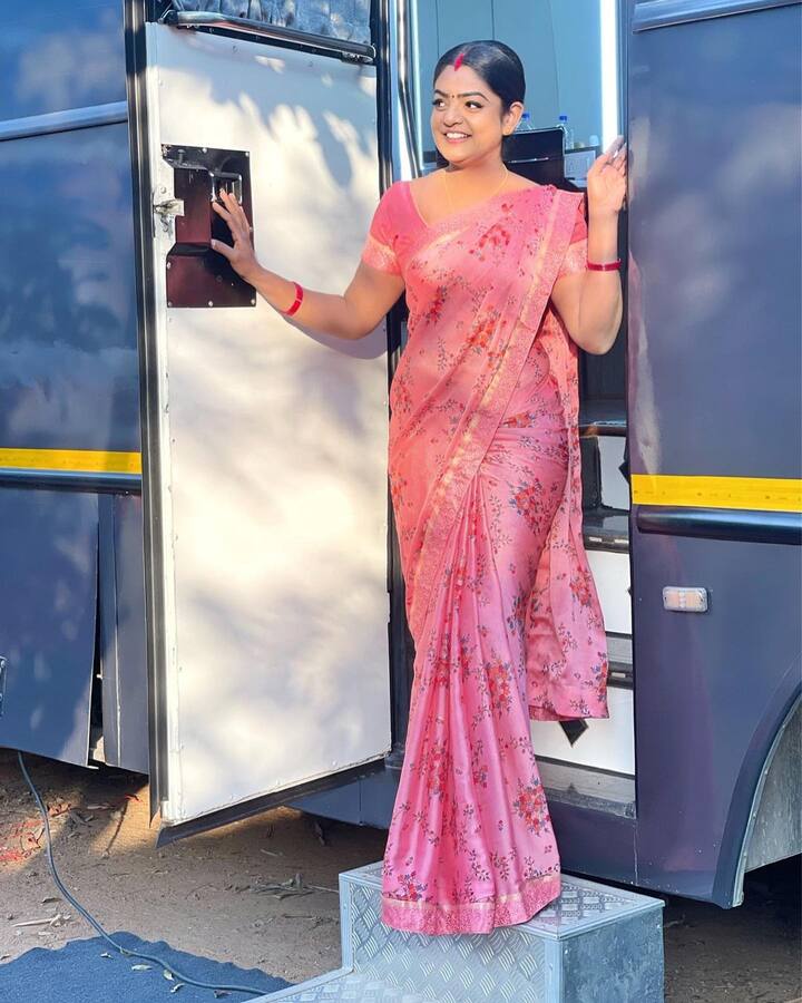 కార్తీకదీపం షూటింగ్ (Image Credit: Premi Viswanath/ Instagram)