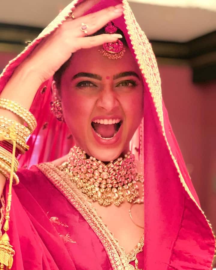 नुकत्याच एका मुलाखतीमध्ये तेजस्वीनं बॉडी शेमिंग करणाऱ्यांबद्दल सांगितले. ती म्हणाली, 'केवळ वजन जास्त असणाऱ्यांसाठीच नाही तर अंडर वेट असणाऱ्यांना देखील लोक ट्रोल करत असतात.' (photo:tejasswiprakash/ig)