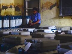 UP Election 2022: EVM में गड़बड़ी पर घमासान, मतगणना केंद्रों पर रात भर बैठकर कार्यकर्ता कर रहे निगरानी