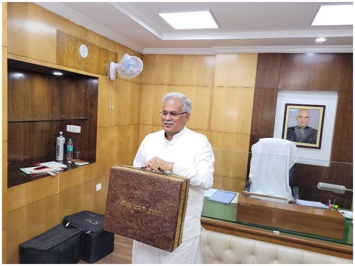 Chhattisgarh chief minister Bhupesh Baghel present the State budget in a briefcase made of cow dung ANN Chhattisgarh Budget 2022: छत्तीसगढ़ के सीएम ने फिर किया कमाल, देश में पहली बार गोधन से बने ब्रीफकेस में पेश किया बजट