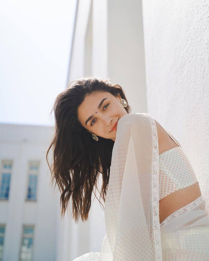 आलिया भट तिच्या वेगवेगळ्या लूकमधील फोटो सोशल मीडियावर शेअर करत असते. (Alia Bhatt/instagram)