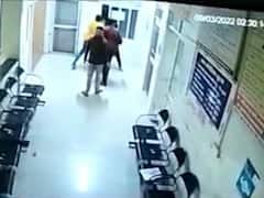 Sagar News: जिला अस्पताल के डॉक्टर ने लैब टेक्नीशियन से की मारपीट, घटना CCTV कैमरे में कैद, गुस्साये कर्मचारियों ने उठाया ये कदम