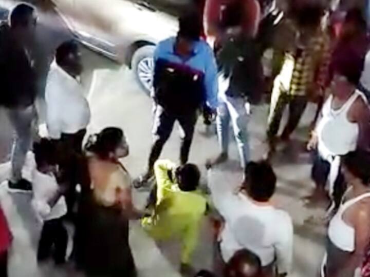 madhya Pradesh Indore viral video of women a man by Sandal on Molestation ann Indore News: मनचले ने की महिला से छेड़छाड़, चप्पल देख कहने लगा दीदी मैं नहीं था, अब पुलिस ने कही ये बात