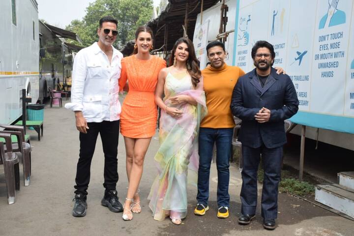 মুম্বইয়ে 'বচ্চন পাণ্ডে' ছবির প্রোমোশন করছেন অক্ষয় কুমার, কৃতী শ্যানন, জ্যাকলিন ফার্নান্ডেজ, আরশাদ ওয়ার্সিরা। প্রোমোশনের সময় পাপারাজ্জিদের ক্যামেরাবন্দি হন তাঁরা।