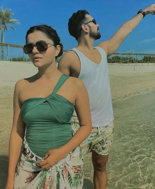 ਰੁਬੀਨਾ ਦਿਲਾਇਕ ਤੇ ਅਭਿਨਵ ਸ਼ੁਕਲਾ ਟੀਵੀ ਦੇ ਸਭ ਤੋਂ ਮਸ਼ਹੂਰ ਜੋੜਿਆਂ ਵਿੱਚ ਗਿਣੇ ਜਾਂਦੇ ਹਨ। ਇਨ੍ਹੀਂ ਦਿਨੀਂ ਅਭਿਨਵ ਤੇ ਰੁਬੀਨਾ ਆਬੂ ਧਾਬੀ ਦੀਆਂ ਵੇਕੇਸ਼ਨ 'ਤੇ ਹਨ। ਜਿੰਨਾ ਮਰਜ਼ੀ ਕੰਮ ਕੀਤਾ ਜਾਵੇ, ਇਹ ਦੋਵੇਂ ਇਕੱਠੇ ਘੁੰਮਣ ਲਈ ਸਮਾਂ ਜ਼ਰੂਰ ਕੱਢ ਲੈਂਦੇ ਹਨ। ਵੈਕੇਸ਼ਨ ਦੀਆਂ ਤਸਵੀਰਾਂ ਸੋਸ਼ਲ ਮੀਡੀਆ 'ਤੇ ਕਾਫੀ ਵਾਇਰਲ ਹੋ ਰਹੀਆਂ ਹਨ।