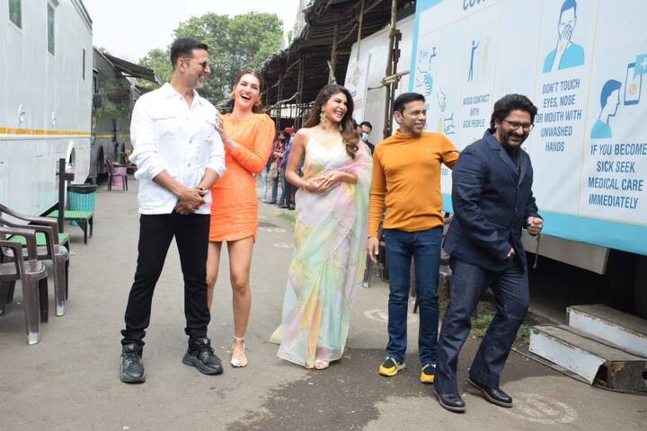 Lead actor Akshay kept it casual in a white shirt with black pants, sneakers and cool sunglasses.