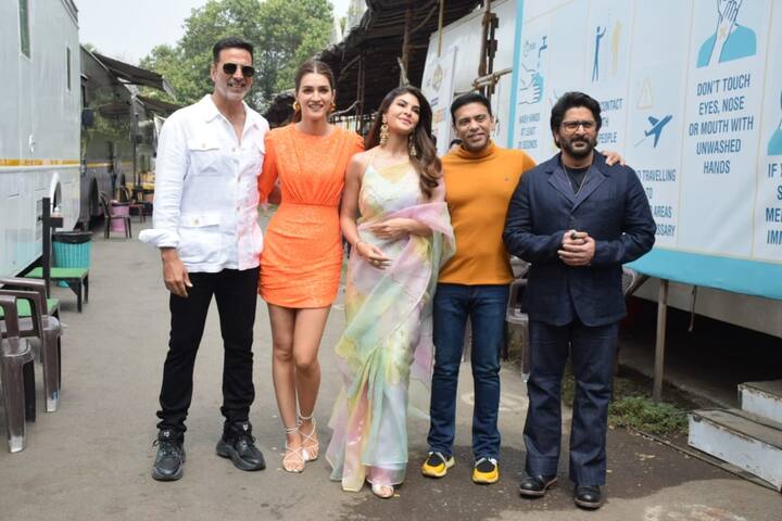 Arshad Warsi kept it cool in a blue blazer, jeans and a black tee.