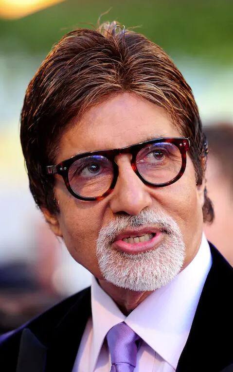 ਅਮਿਤਾਭ ਬੱਚਨ ਇੱਕ ਸ਼ਿਪਿੰਗ ਕੰਪਨੀ ਵਿੱਚ ਕਾਰਜਕਾਰੀ ਵਜੋਂ ਕੰਮ ਕਰ ਚੁੱਕੇ ਹਨ। ਅਮਿਤਾਭ ਬੱਚਨ ਨੇ ਆਲ ਇੰਡੀਆ ਰੇਡੀਓ ਵਿੱਚ ਵੀ ਕੋਸ਼ਿਸ਼ ਕੀਤੀ ਪਰ ਉਨ੍ਹਾਂ ਦੀ ਭਾਰੀ ਆਵਾਜ਼ ਕਾਰਨ ਉਨ੍ਹਾਂ ਨੂੰ ਰੱਦ ਕਰ ਦਿੱਤਾ ਗਿਆ।