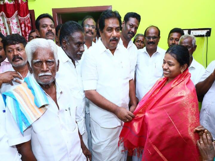 Minister consoles Madurai students who returned home from Ukraine Russia Ukraine War: உக்ரைனில் இருந்து மதுரை திரும்பிய மாணவிகள் - சந்தித்து ஆறுதல் கூறிய அமைச்சர் மூர்த்தி