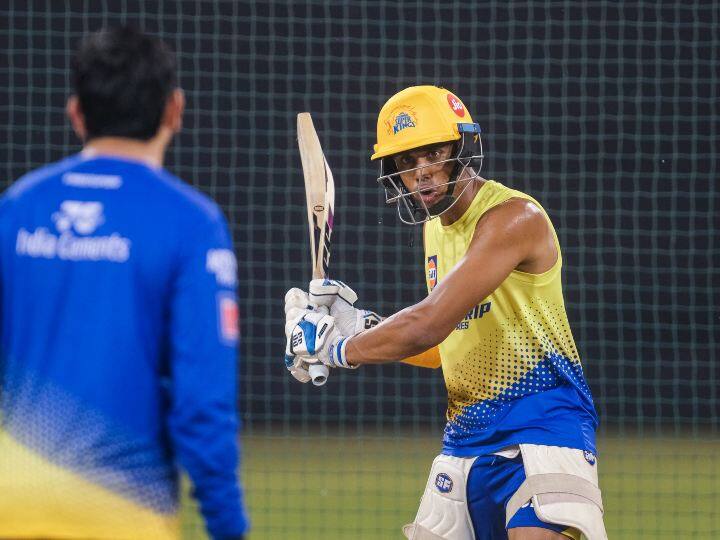 धोनी के साथ-साथ चेन्नई सुपर किंग्स के दूसरे खिलाड़ी भी नेट्स में प्रैक्टिस करते दिखे. खिलाड़ियों ने बल्लेबाज भी की.