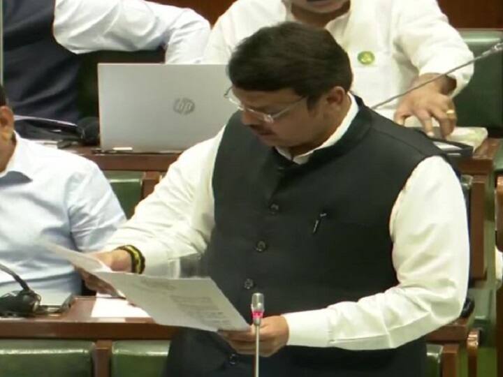 Devendra Fadnavis gave pen drive in the assembly, made serious allegations against the MVA government Maharashtra Budget Session: विधानसभा में देवेंद्र फडणवीस ने दी पेनड्राइव, MVA सरकार पर लगाए ये गंभीर आरोप