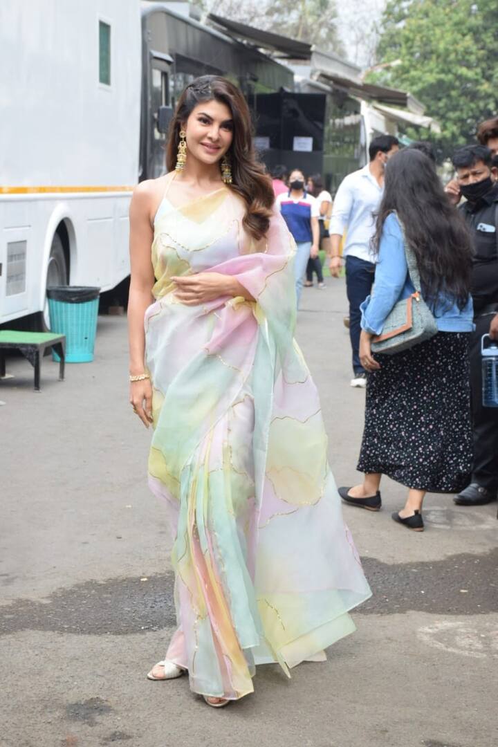 Jacqueline opted for a printed pastel saree with her hair left open and makeup on point.