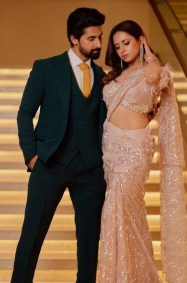 તસવીરોમાં સરગુન મહેતા સાડીમાં જોવા મળી રહી છે. જ્યારે રવિ દુબે બ્લેક સૂટમાં એકદમ હેન્ડસમ લાગી રહ્યો છે.