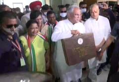 Chhattisgarh Budget: गोबर से बना बैग लेकर विधानसभा पहुंचे इस राज्य के मुख्यमंत्री, पीएम भी कर चुके हैं तारीफ, देखें तस्वीरें