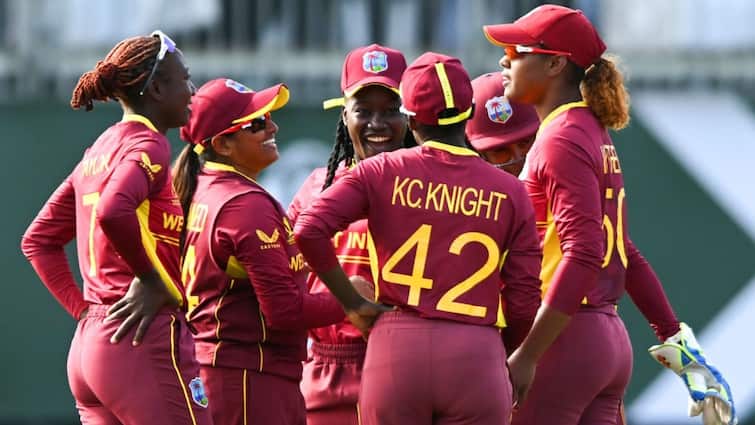 West Indies' Deandra Dottin Takes Spectacular One-Handed Catch vs England Deandra Dottin: এক হাতে বিস্ময় ক্যাচ! মহিলা ক্রিকেট বিশ্বকাপে ক্যারিবিয়ান ক্রিকেটারের ভিডিও ভাইরাল