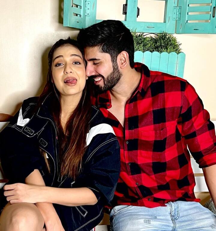 बिग बॉस ओटीटी विनर और एक्ट्रेस दिव्या अग्रवाल ने हाल ही में अपने इंस्टाग्राम पर एक पोस्ट शेयर कर ये ऐलान कर दिया कि वो और वरुण सूद अब अलग हो रहे हैं.