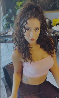 कर्ली बालों में कमाल लगीं टाइगर श्रॉफ बहन कृष्णा श्रॉफ, देखने का अंदाज़ कर देगा दीवाना