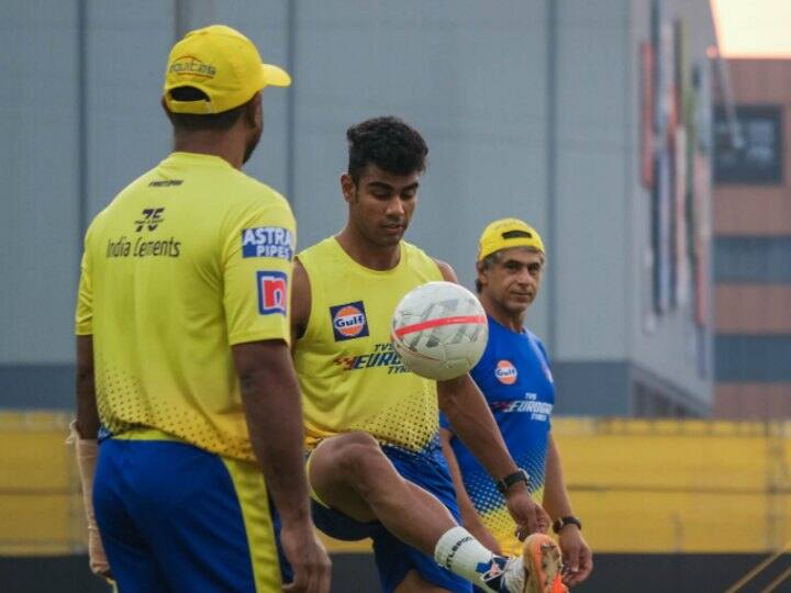 ट्रेनिंग के दौरान कई खिलाड़ी फुटबॉल खेलते हुए भी दिखाई दिए. इस बार सीएसके ने ऑक्शन में कुछ युवा खिलाड़ियों पर भी दांव लगाया था.
