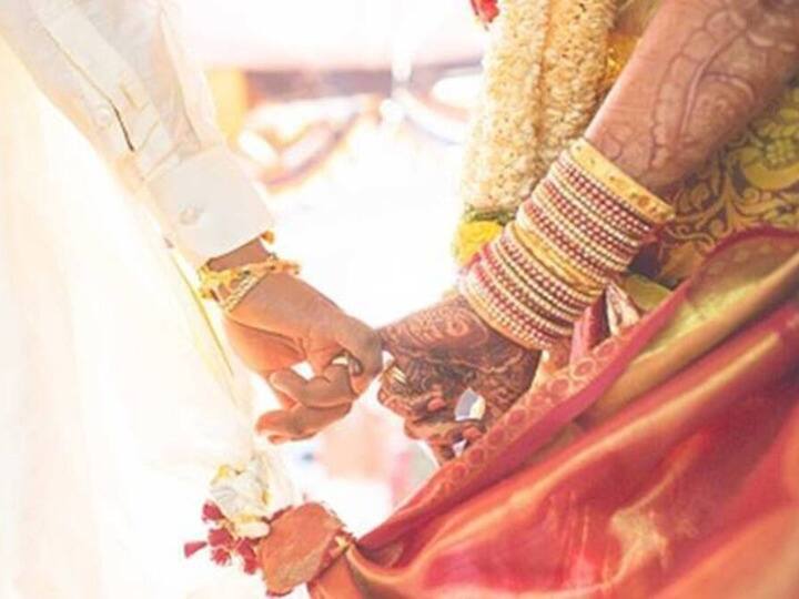 groom dancing with his mother on wo ladki hai kahan bride gives love reaction शादी में दूल्हे राजा ने मम्मी के साथ ऐसे गाने पर किया डांस कि रिएक्ट किए बिना नहीं रह पाई दुल्हनिया